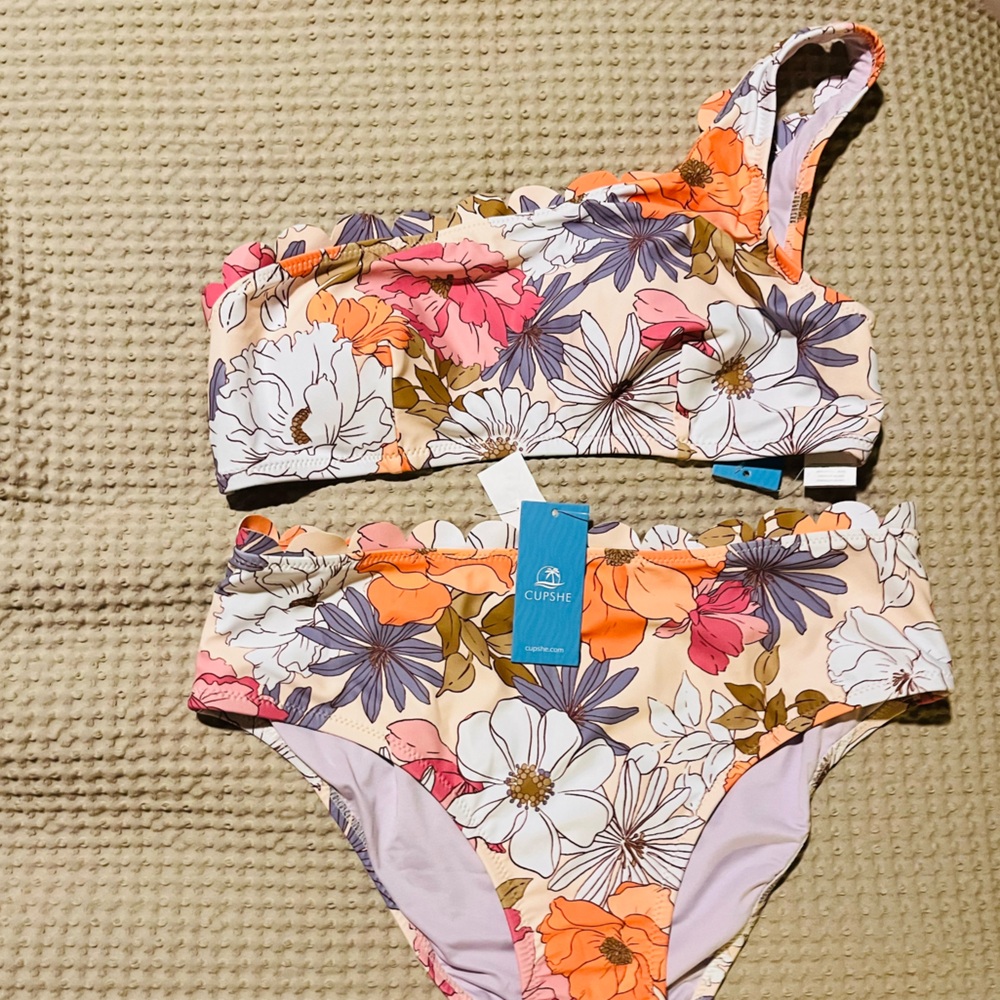 NWT CUPSHE Swim Suit. Tops and Bottoms are both size Medium.